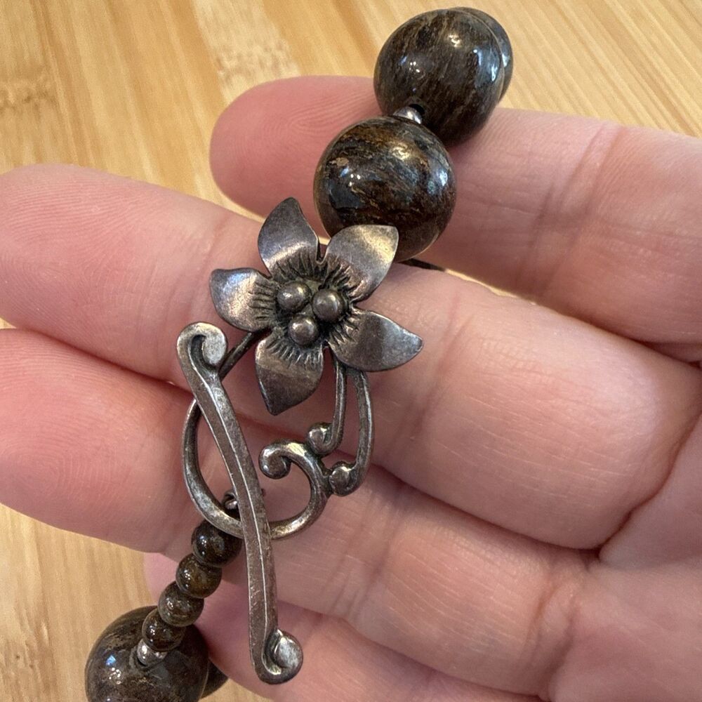 BROWN BEAD BRACELET WITH SILVER FLOWER CLASP UNBRANDED - Picture 2 of 6